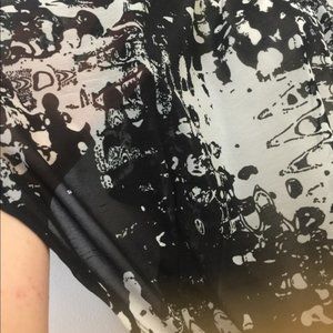 🌹3/20 H&M loose fitting sheer graphic blouse